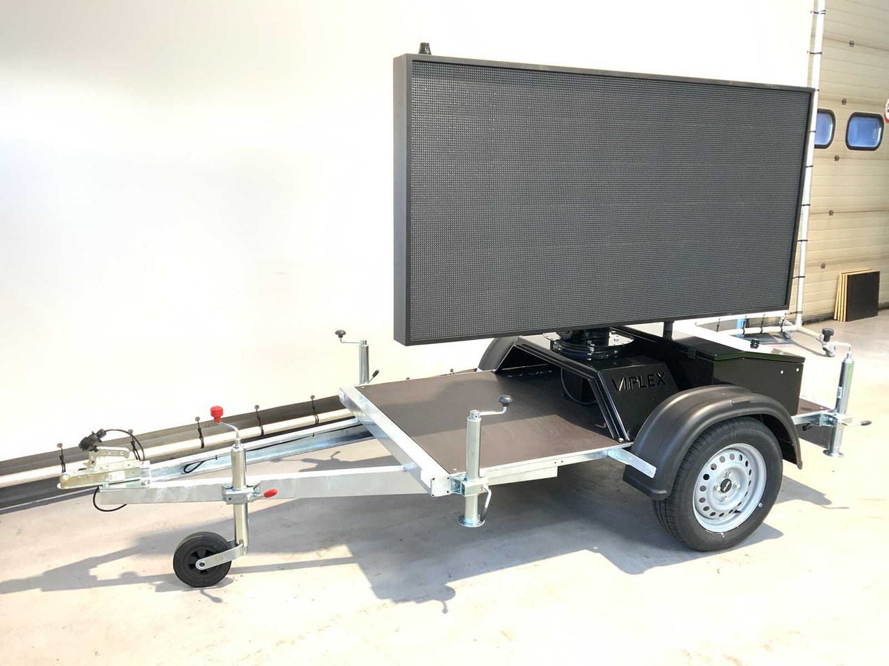 Viplex tekstkar P8 ledscherm op aanhangwagen - Construction equipment, Trailer: picture 2 Viplex tekstkar P8 ledscherm op aanhangwagen - Construction equipment, Trailer: picture 2