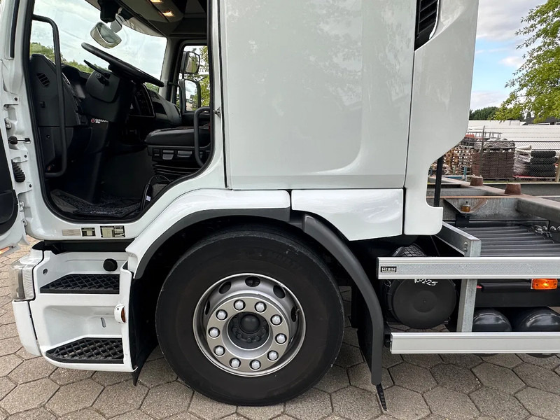 Renault D280 - Curtain side truck: picture 5 Renault D280 - Curtain side truck: picture 5
