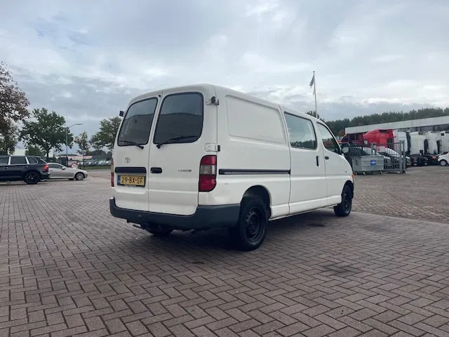 Toyota HiAce 2.5 D4-D 90 Lang Airco - Small van: picture 5 Toyota HiAce 2.5 D4-D 90 Lang Airco - Small van: picture 5