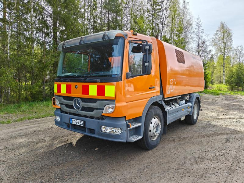Bucher Cityfant 60 MB Atego - Road sweeper: picture 2 Bucher Cityfant 60 MB Atego - Road sweeper: picture 2