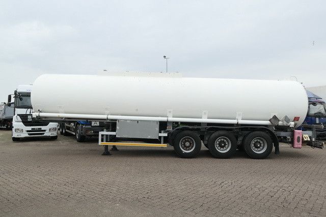 Kässbohrer STH 34/10-24/Tank 34.000 ltr./Unterbefüll./Pumpe - Tanker semi-trailer: picture 2 Kässbohrer STH 34/10-24/Tank 34.000 ltr./Unterbefüll./Pumpe - Tanker semi-trailer: picture 2