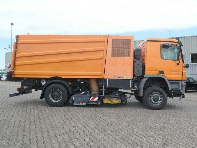 Mercedes-Benz 2032 A Actros 4x4, Bucher STKF 9500, Airport, AC - Road sweeper: picture 2 Mercedes-Benz 2032 A Actros 4x4, Bucher STKF 9500, Airport, AC - Road sweeper: picture 2