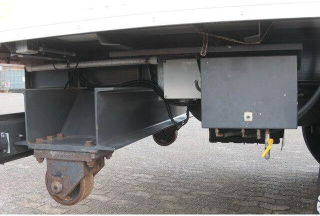 Sommer 2-Achser, elektr. Rolltor, BPW, 11.000mm lang - Closed box semi-trailer: picture 5 Sommer 2-Achser, elektr. Rolltor, BPW, 11.000mm lang - Closed box semi-trailer: picture 5