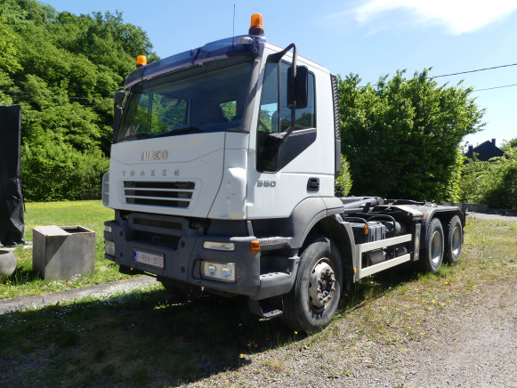 Camion porte container + container 11 m³ Iveco Trakker 380 - Hook lift truck: picture 1 Camion porte container + container 11 m³ Iveco Trakker 380 - Hook lift truck: picture 1