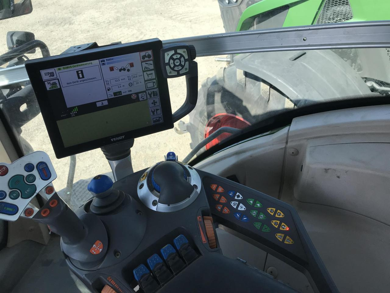 Farm tractor Fendt 828 Vario: picture 12