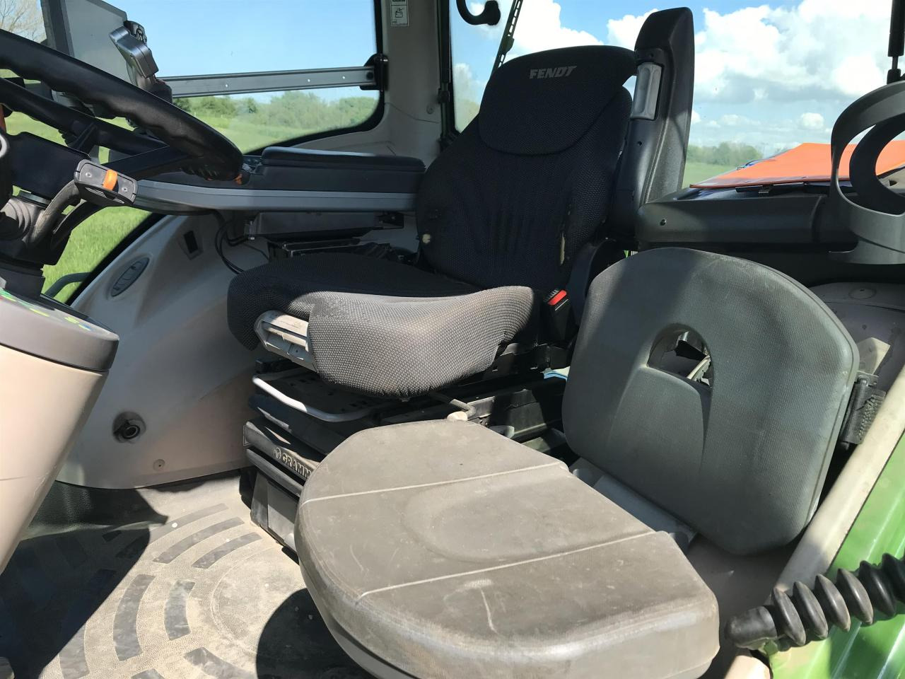 Farm tractor Fendt 828 Vario: picture 8