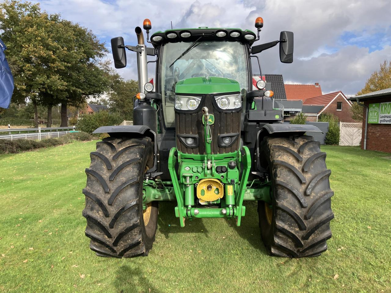 John Deere 6215R - Farm tractor: picture 2 John Deere 6215R - Farm tractor: picture 2