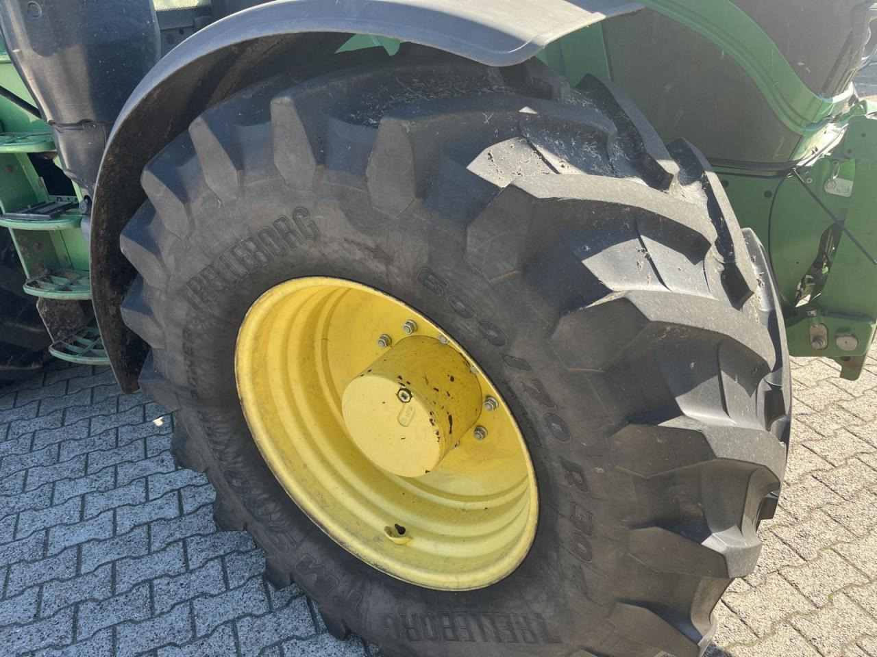 John Deere 6215R - Farm tractor: picture 3 John Deere 6215R - Farm tractor: picture 3