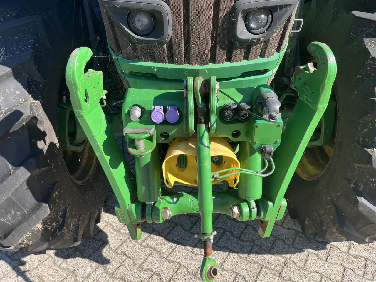 John Deere 6215R - Farm tractor: picture 5 John Deere 6215R - Farm tractor: picture 5