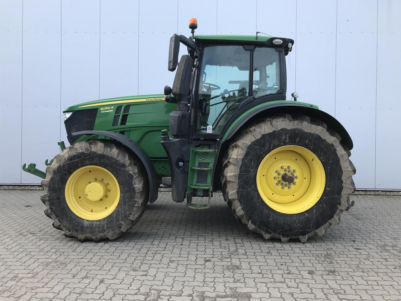 John Deere 6250R - Farm tractor: picture 1 John Deere 6250R - Farm tractor: picture 1