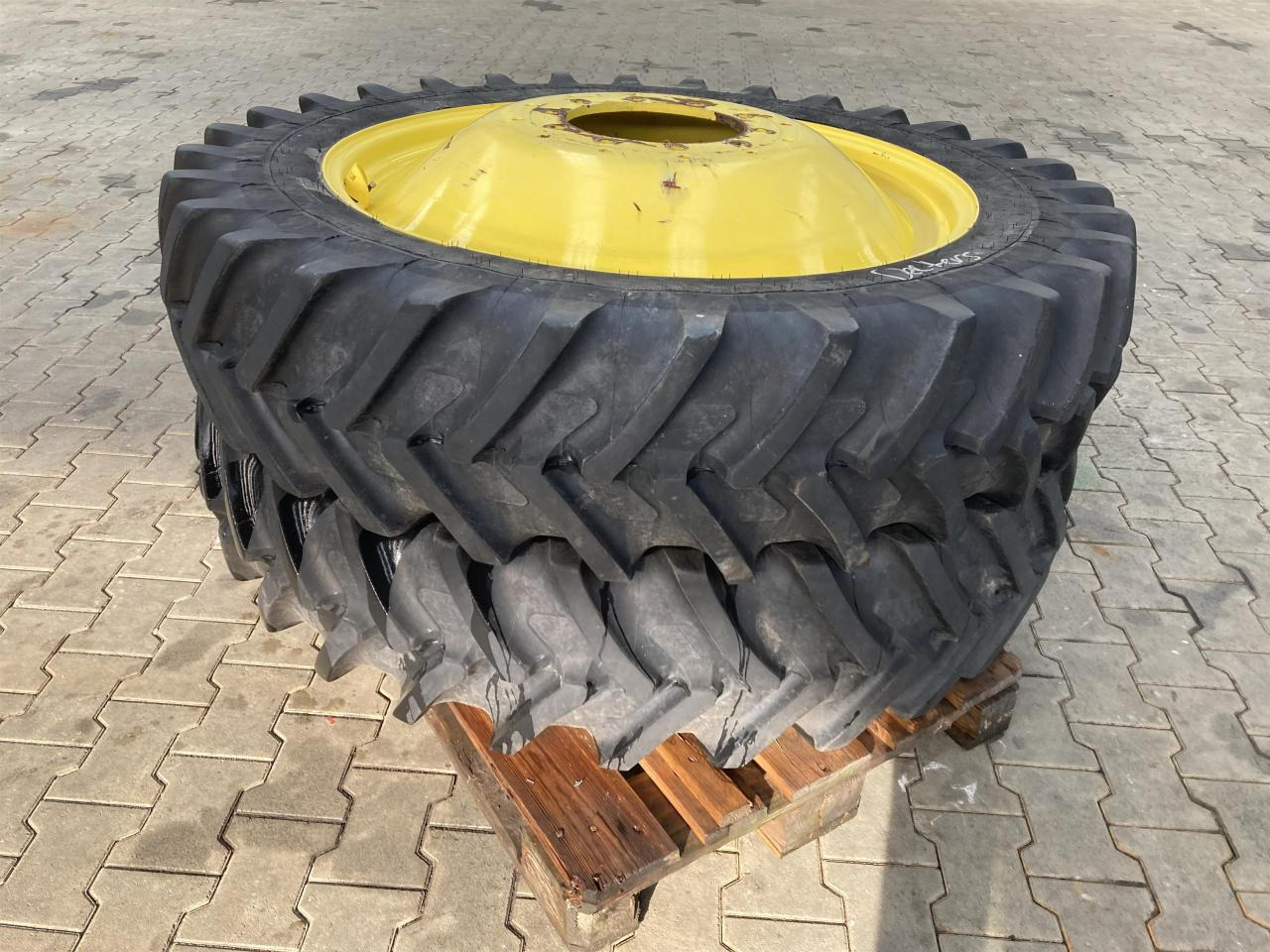 Michelin 320/85R38 - Tire for Agricultural machinery: picture 1 Michelin 320/85R38 - Tire for Agricultural machinery: picture 1