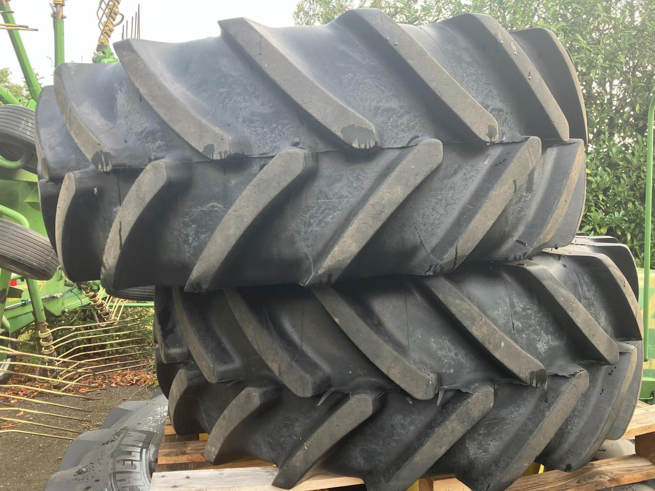 Tire for Agricultural machinery Michelin 420/70R24: picture 1