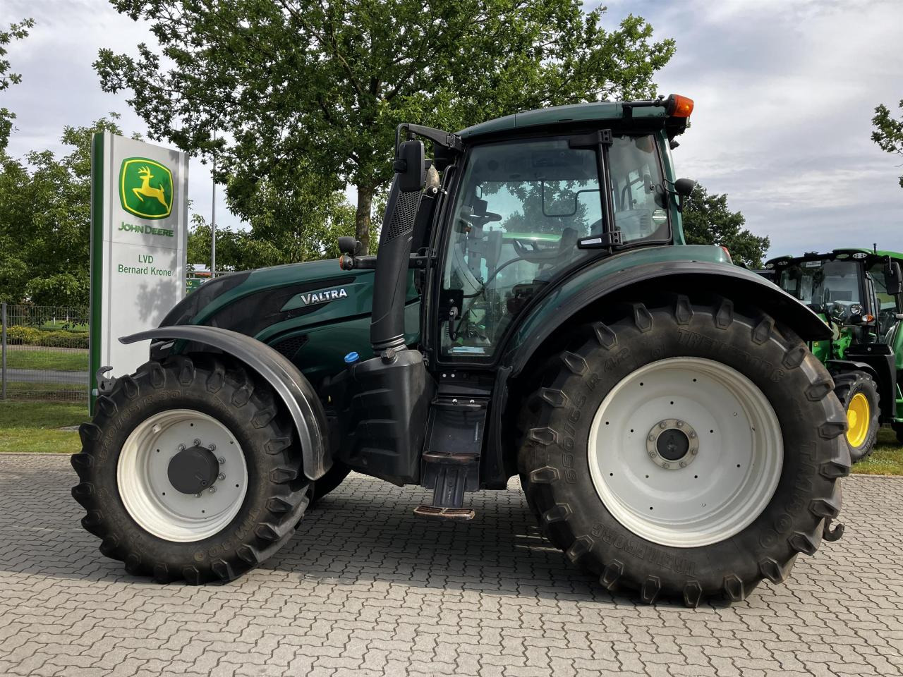 Valtra T174 Versu - Farm tractor: picture 1 Valtra T174 Versu - Farm tractor: picture 1