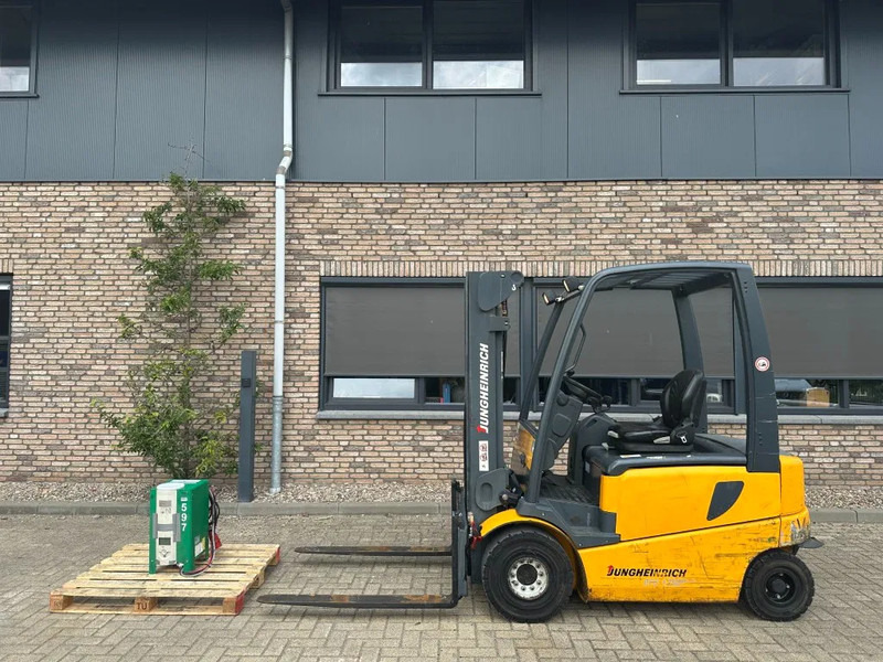 Jungheinrich EFG 425 k-470DZ/SP 2.5 ton Triplex Freelift Sideshift Elektra Heftruck Accu 2016 - Electric forklift: picture 1 Jungheinrich EFG 425 k-470DZ/SP 2.5 ton Triplex Freelift Sideshift Elektra Heftruck Accu 2016 - Electric forklift: picture 1