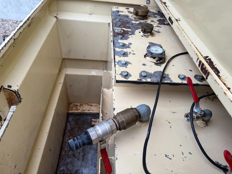 Tolsma Kiwa IBC 1150 liter Dieseltank Milieutank - Shipping container: picture 3 Tolsma Kiwa IBC 1150 liter Dieseltank Milieutank - Shipping container: picture 3