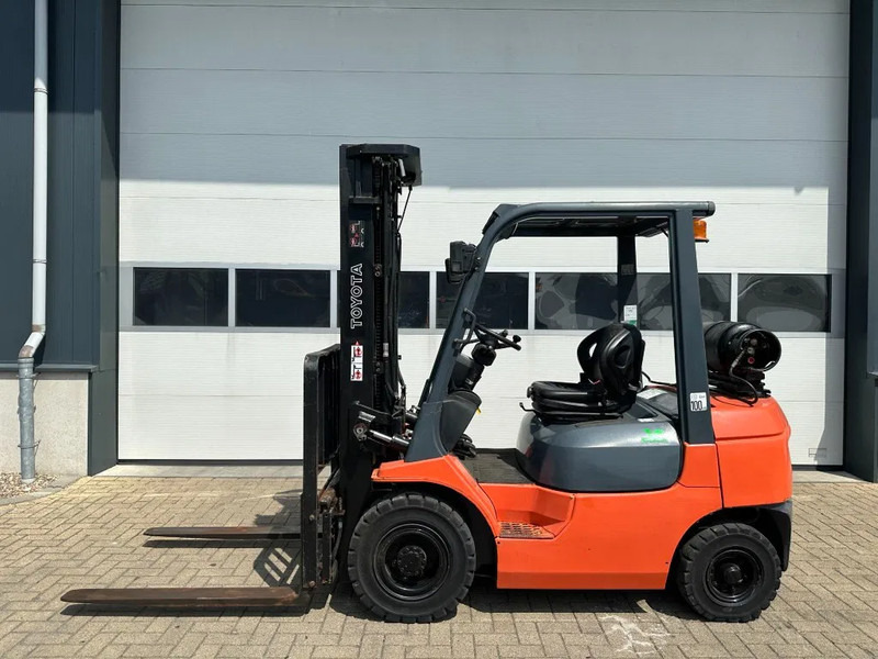 Toyota 2.5 ton Triplex Freelift Sideshift LPG Heftruck - LPG forklift: picture 2 Toyota 2.5 ton Triplex Freelift Sideshift LPG Heftruck - LPG forklift: picture 2