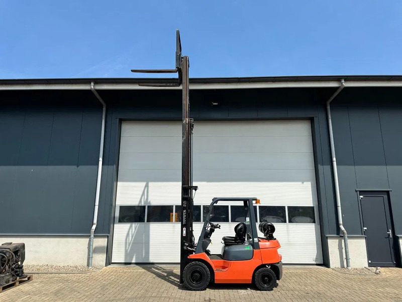 Toyota 2.5 ton Triplex Freelift Sideshift LPG Heftruck - LPG forklift: picture 3 Toyota 2.5 ton Triplex Freelift Sideshift LPG Heftruck - LPG forklift: picture 3