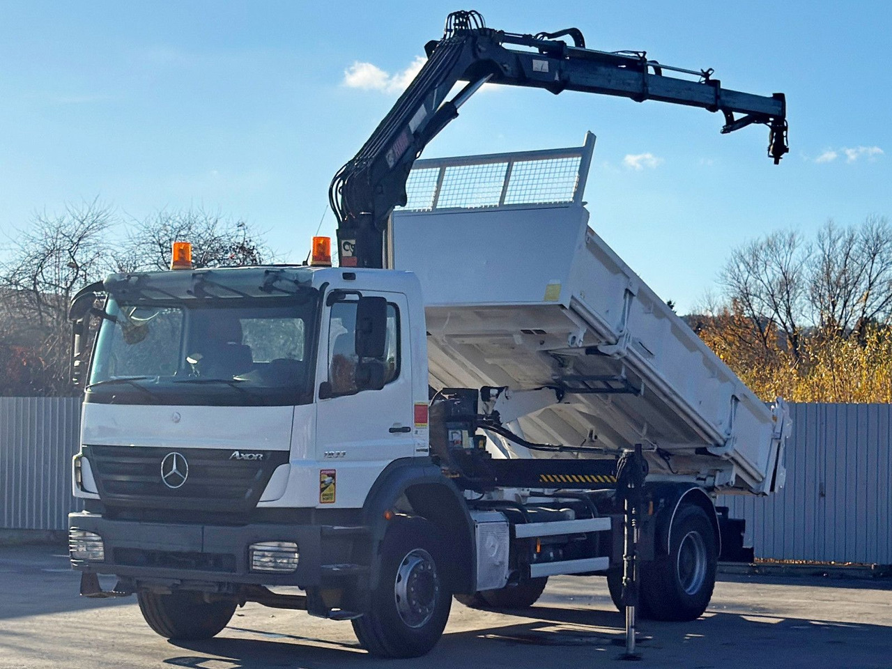 Mercedes-Benz AXOR 1833 * HIAB 144 B - 3 HIDUO + FUNK * TOP - Tipper, Crane truck: picture 2 Mercedes-Benz AXOR 1833 * HIAB 144 B - 3 HIDUO + FUNK * TOP - Tipper, Crane truck: picture 2