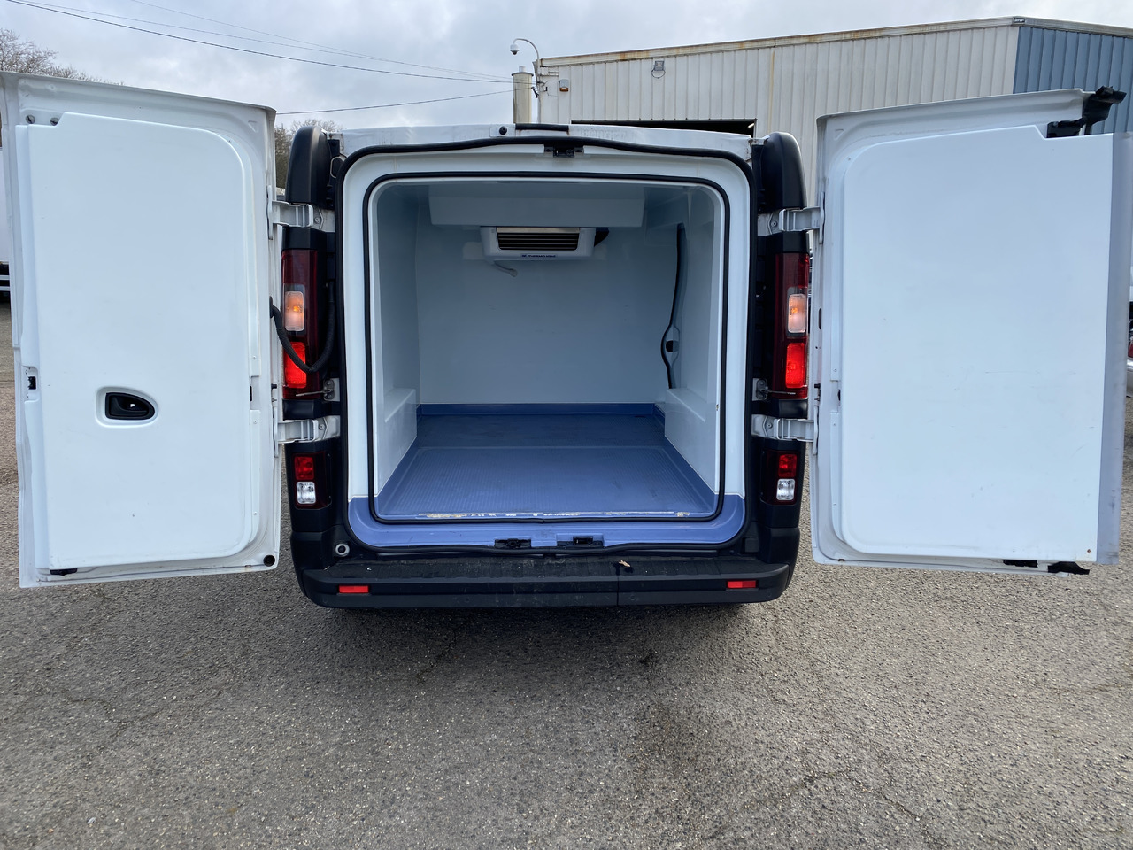 RENAULT TRAFIC FRIGORIFIQUE PORTE LATERALE - Refrigerated delivery van: picture 5 RENAULT TRAFIC FRIGORIFIQUE PORTE LATERALE - Refrigerated delivery van: picture 5