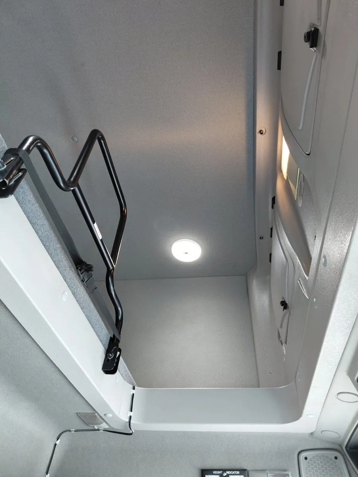 2017 Renault D12 4×2 Double Sleeper Curtainsider - Curtain side truck: picture 4 2017 Renault D12 4×2 Double Sleeper Curtainsider - Curtain side truck: picture 4