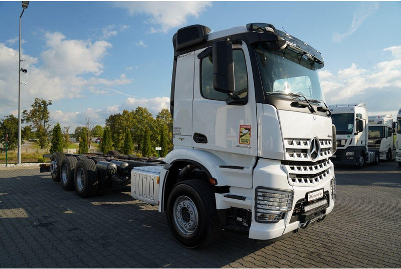 Mercedes-Benz AROCS 3248 / 8X4 / TRIDEM / RAMA POD ZABUDOWE 8 M / OŚ SKRETNA I - Cab chassis truck: picture 2 Mercedes-Benz AROCS 3248 / 8X4 / TRIDEM / RAMA POD ZABUDOWE 8 M / OŚ SKRETNA I - Cab chassis truck: picture 2