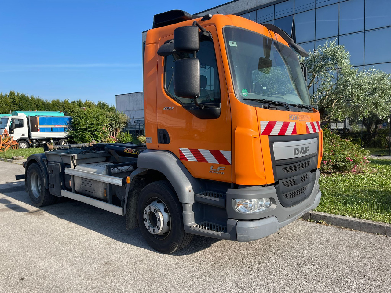 DAF LF280LE - Hook lift truck: picture 2 DAF LF280LE - Hook lift truck: picture 2