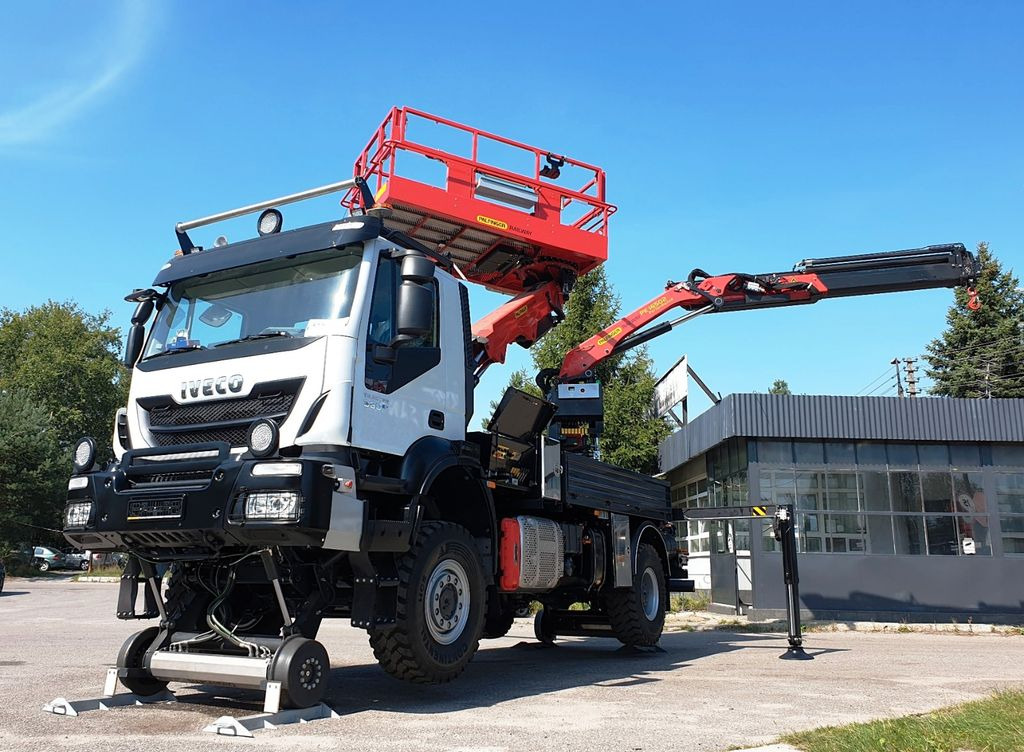 Iveco TRAKER 4x4 RAIL ROAD PALFINGER SCHIENEN TWO WAY - Truck with aerial platform: picture 1 Iveco TRAKER 4x4 RAIL ROAD PALFINGER SCHIENEN TWO WAY - Truck with aerial platform: picture 1