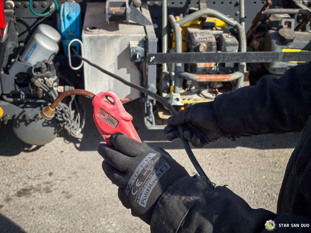 Crane truck Mercedes-Benz AXOR 1824 4x2 HMF 975 HDS Crane Rotator Kipper: picture 23 Crane truck Mercedes-Benz AXOR 1824 4x2 HMF 975 HDS Crane Rotator Kipper: picture 23