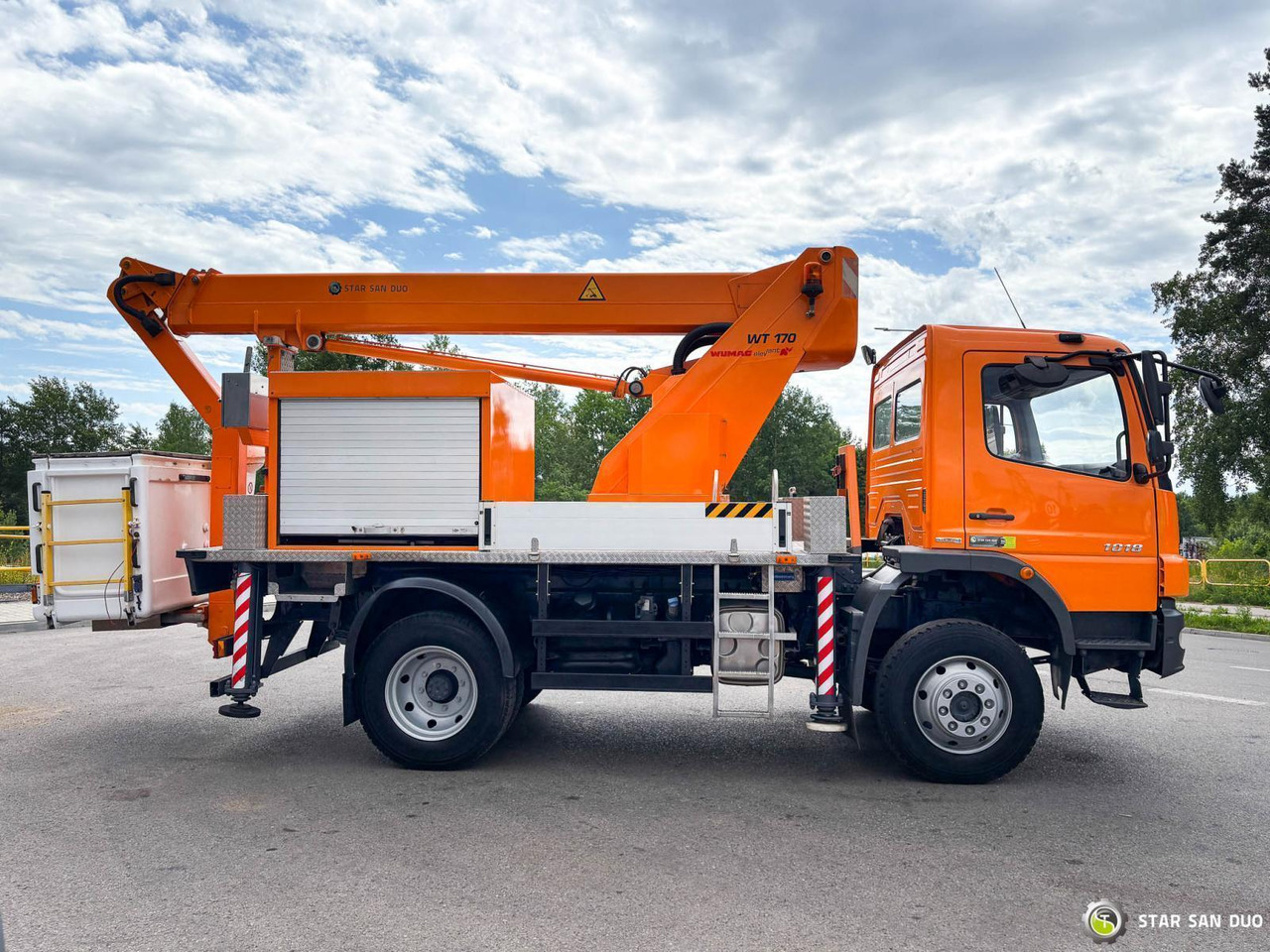 - Truck with aerial platform: picture 4 - Truck with aerial platform: picture 4