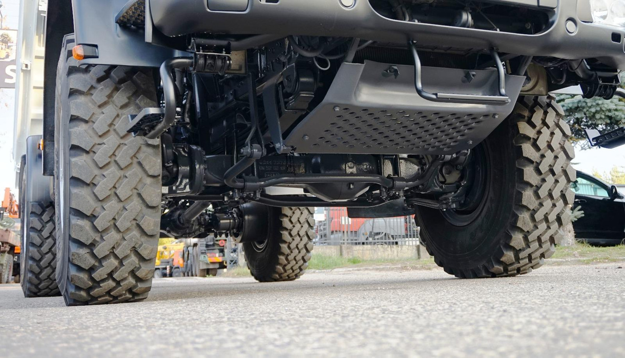 - Truck with aerial platform: picture 5 - Truck with aerial platform: picture 5