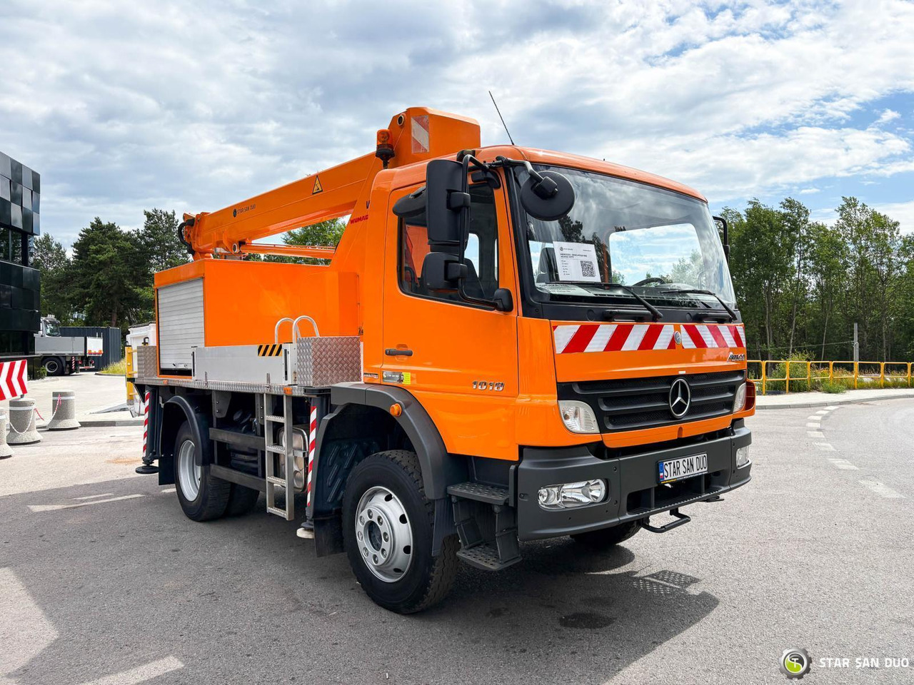 - Truck with aerial platform: picture 2 - Truck with aerial platform: picture 2