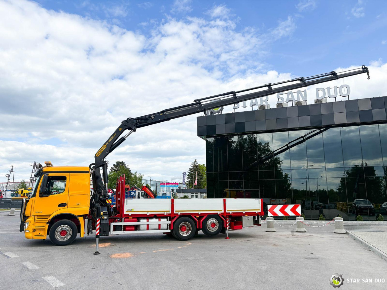 - Crane truck: picture 2 - Crane truck: picture 2