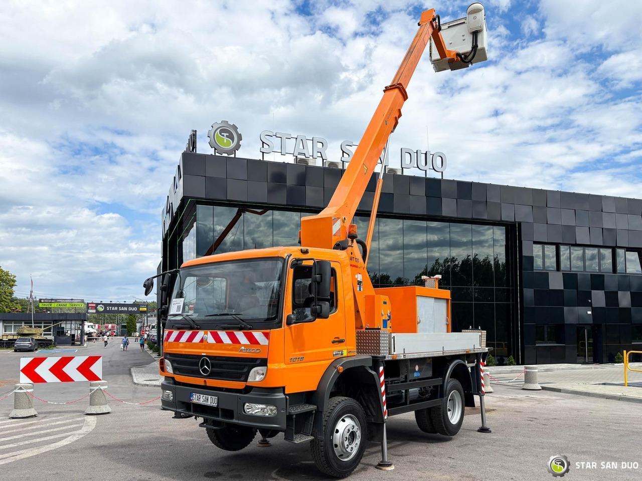 - Truck with aerial platform: picture 1 - Truck with aerial platform: picture 1