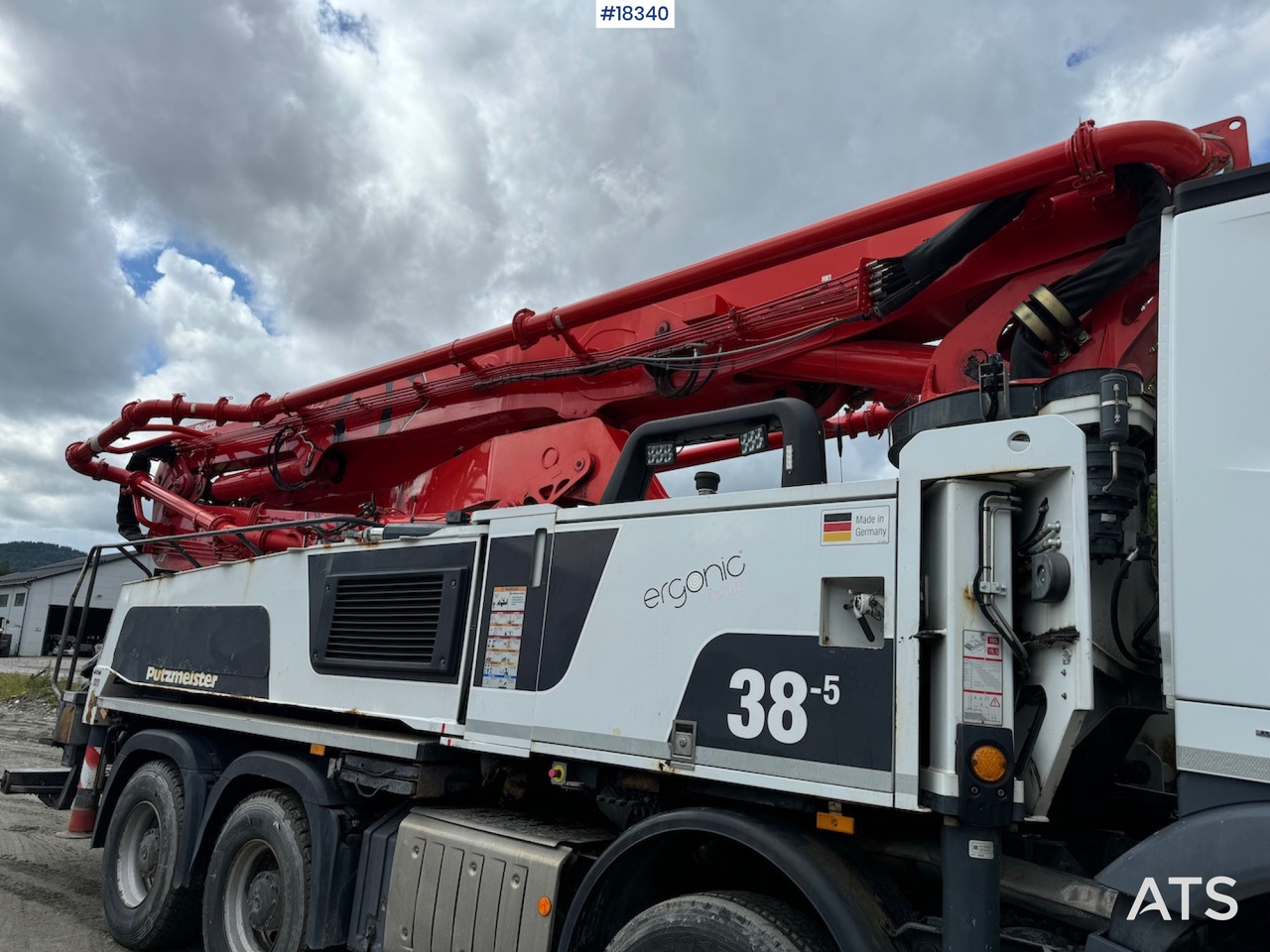 Concrete pump truck Mercedes Arocs: picture 17
