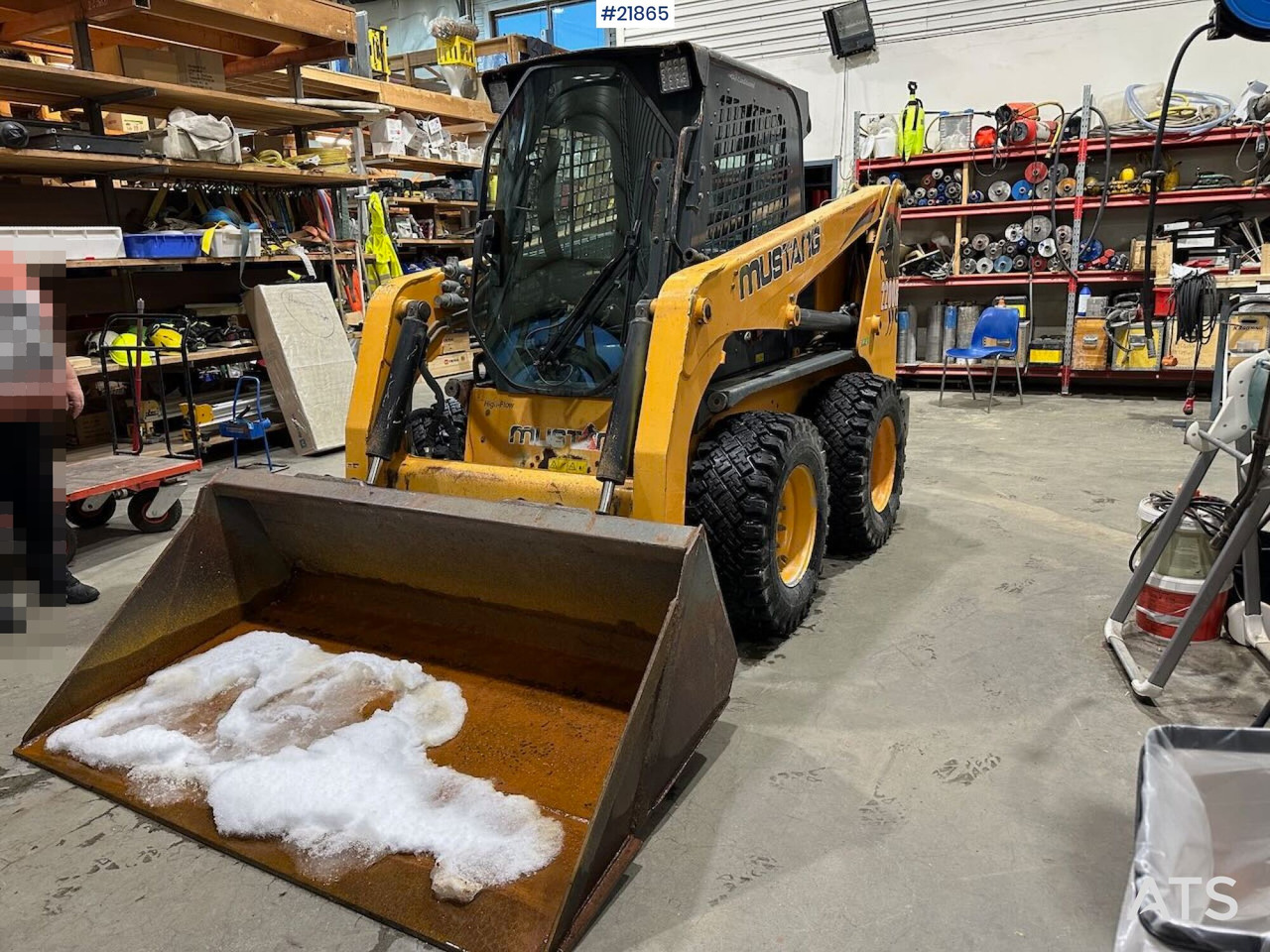 Mustang 220R kompaktlaster m/planeringskuffe og pallegafler - Skid steer loader: picture 1 Mustang 220R kompaktlaster m/planeringskuffe og pallegafler - Skid steer loader: picture 1