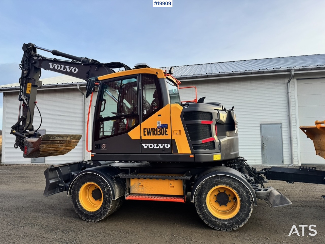 Excavator Volvo EWR130: picture 12