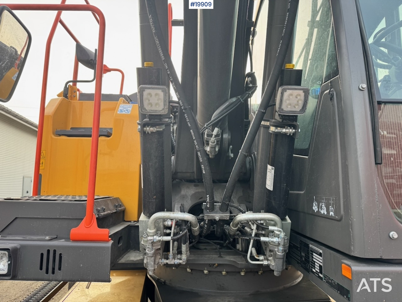 Excavator Volvo EWR130: picture 14