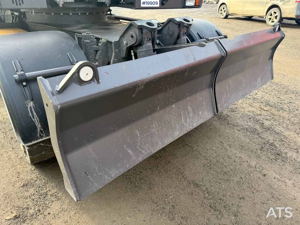 Excavator Volvo EWR130: picture 15