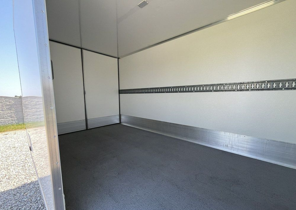 Refrigerated delivery van Iveco Daily: picture 15