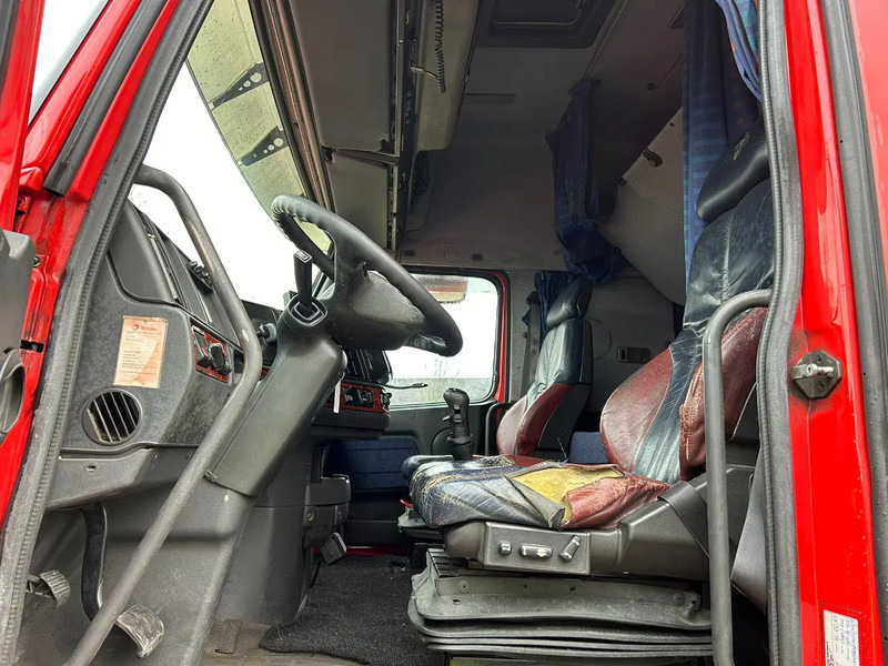 Interior photo 1: Tractor truck Volvo NH 12.460 4X2 460PK Globetrotter/ Manuel Gearbox / NL Truck