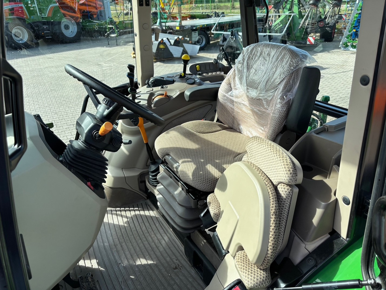 John Deere 5090 M - Farm tractor: picture 4 John Deere 5090 M - Farm tractor: picture 4