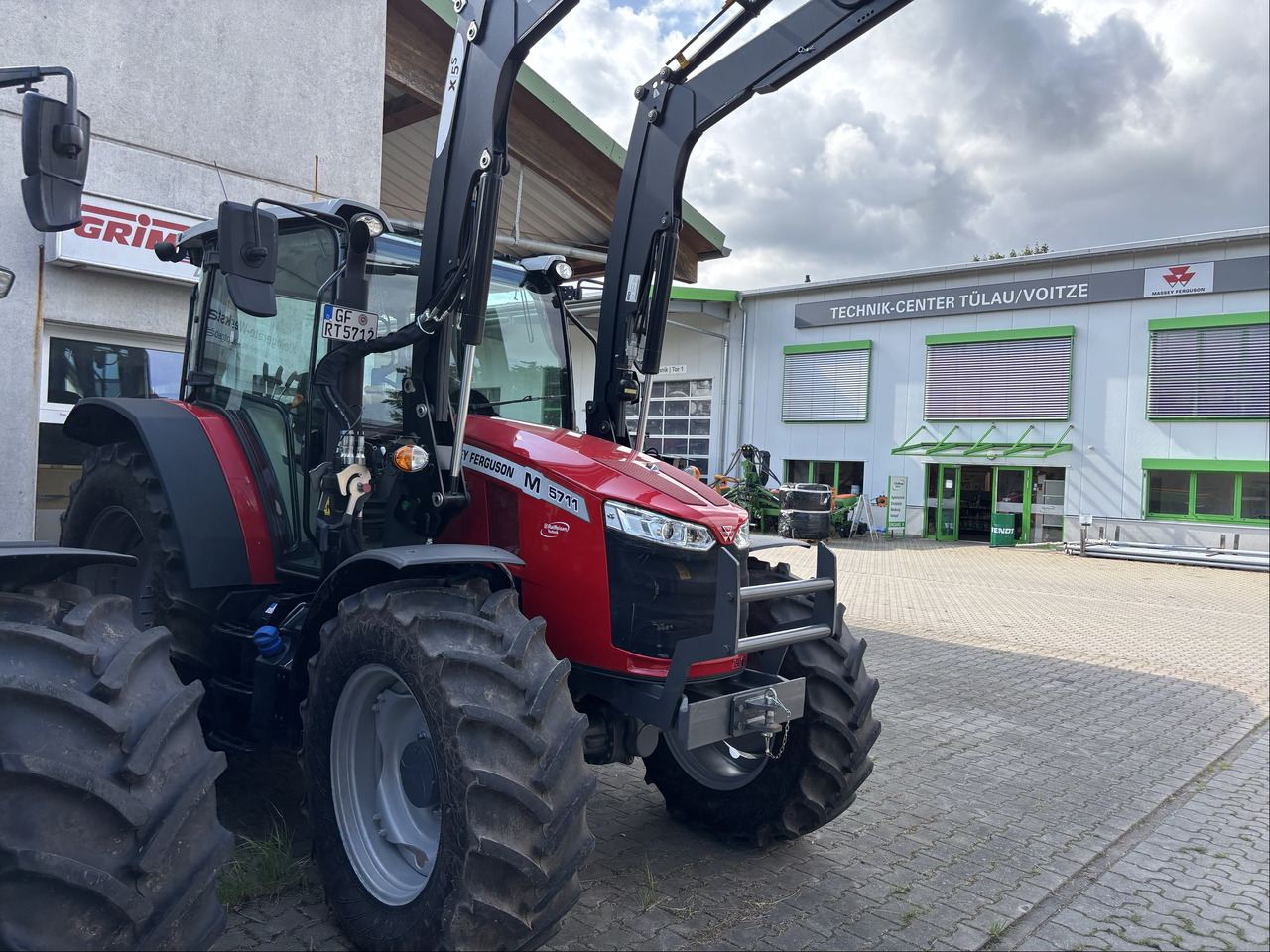 Massey Ferguson 5711M Dyna-4 4WD Cab - Farm tractor: picture 1 Massey Ferguson 5711M Dyna-4 4WD Cab - Farm tractor: picture 1