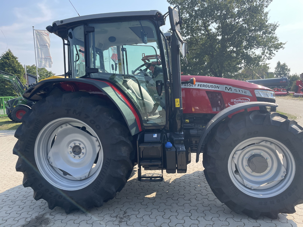 Massey Ferguson 5712M 4WD Cab Essential - Farm tractor: picture 1 Massey Ferguson 5712M 4WD Cab Essential - Farm tractor: picture 1