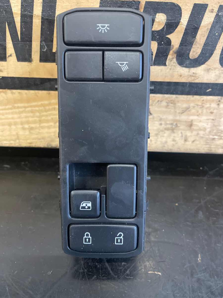 SCANIA ECU DOOR 2569030 - Electrical system for Truck: picture 1 SCANIA ECU DOOR 2569030 - Electrical system for Truck: picture 1