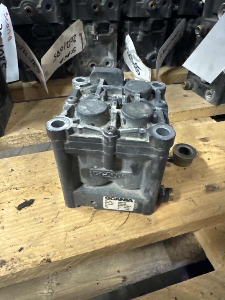 SCANIA V107 VALVE 2447593 - Brake valve for Truck: picture 1 SCANIA V107 VALVE 2447593 - Brake valve for Truck: picture 1