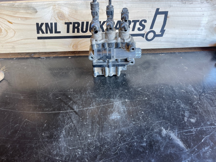 SCANIA VALVE 1889795 - Brake valve for Truck: picture 1 SCANIA VALVE 1889795 - Brake valve for Truck: picture 1