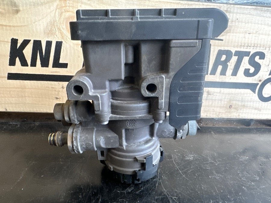 SCANIA VALVE 2447827 - Brake valve for Truck: picture 2 SCANIA VALVE 2447827 - Brake valve for Truck: picture 2