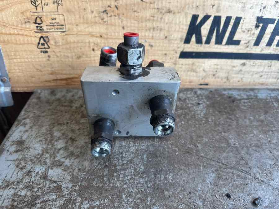 VOLVO HYDRAULIC VALVE 2145813 - Hydraulics for Truck: picture 1 VOLVO HYDRAULIC VALVE 2145813 - Hydraulics for Truck: picture 1
