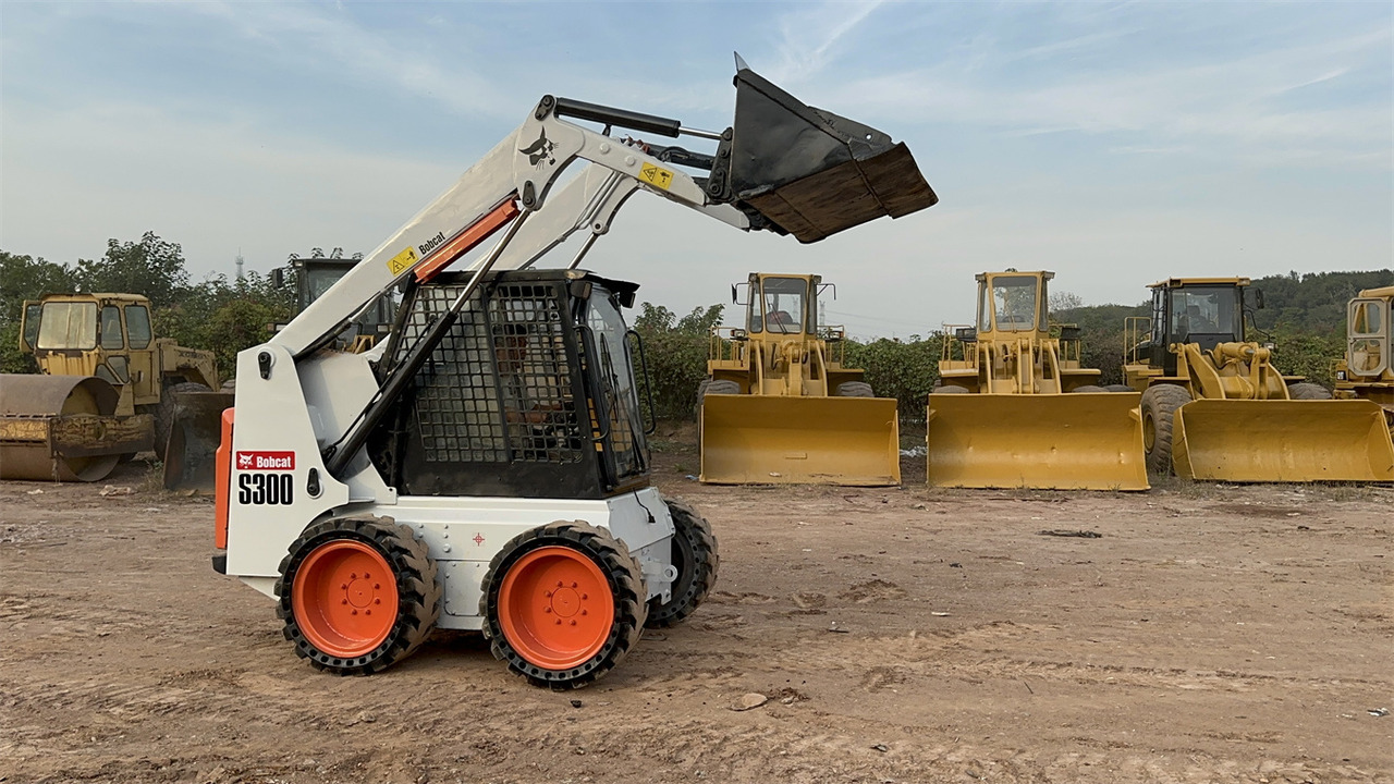 BOBCAT S300 - Skid steer loader: picture 2 BOBCAT S300 - Skid steer loader: picture 2