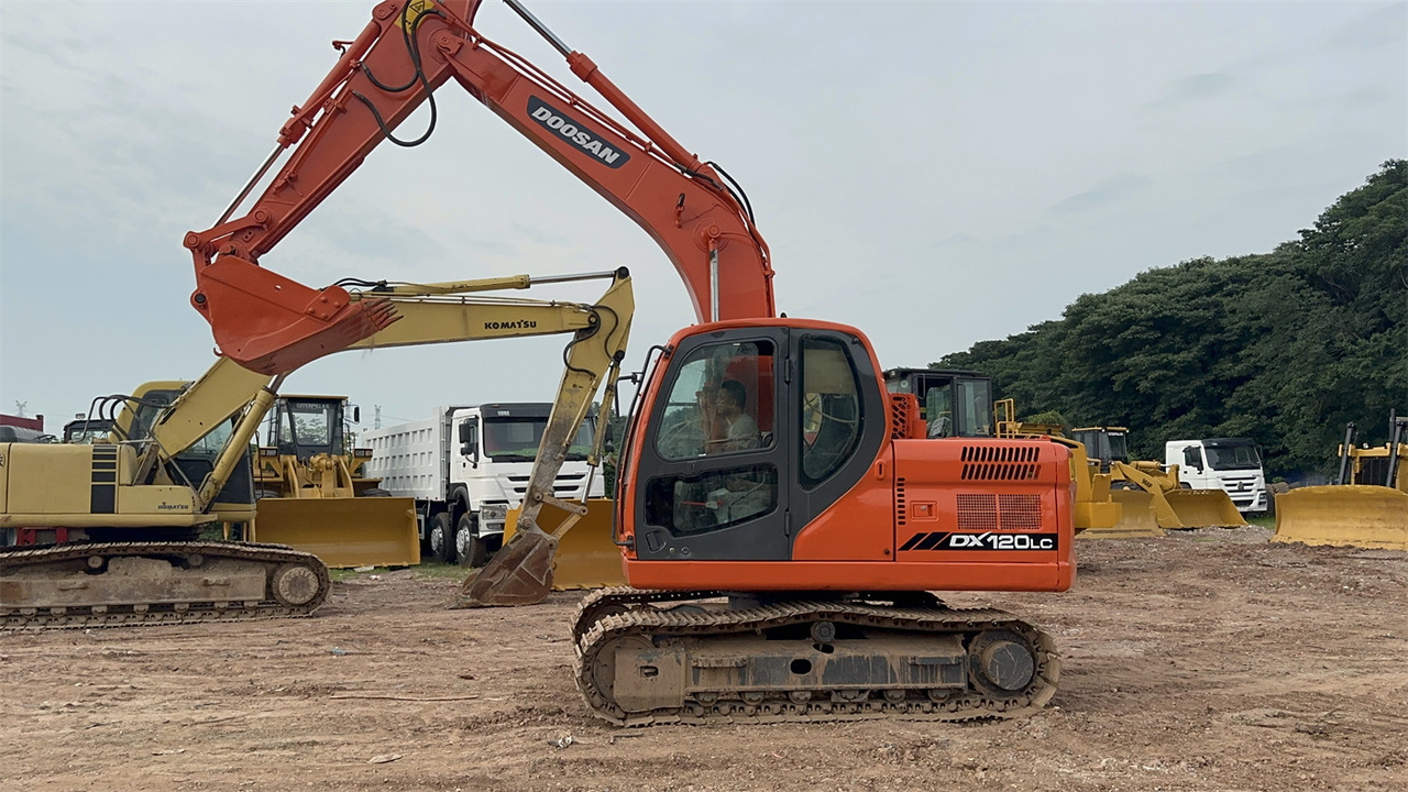 Doosan DX120 - Crawler excavator: picture 1 Doosan DX120 - Crawler excavator: picture 1